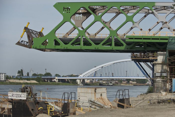 Ilustračný obrázok k článku Práce na novom Starom moste napredujú. Konštrukciu už začali natierať na zeleno-sivo