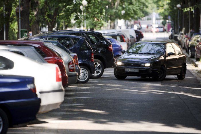 Ilustračný obrázok k článku Rusovce uvažujú o zmene dopravného značenia, situácia s odparkovanými autami je neúnosná