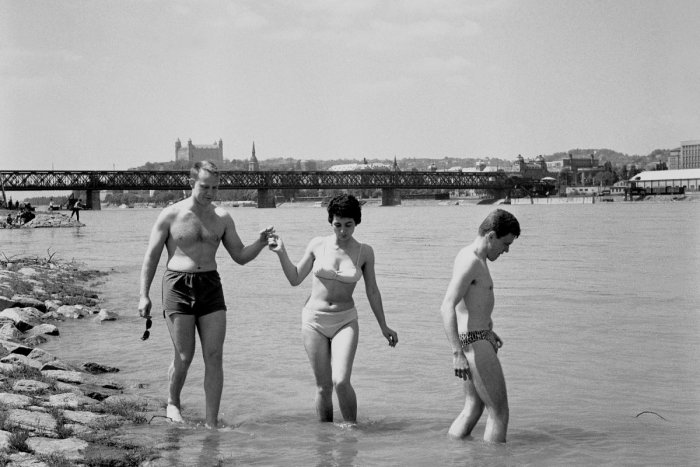 Ilustračný obrázok k článku OBRAZOM: Takto sa kedysi Bratislavčania kúpali vo vodách Dunaja
