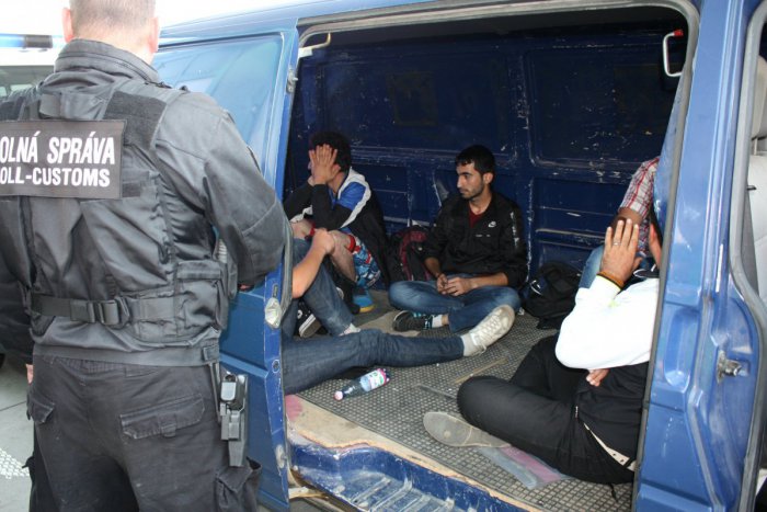 Ilustračný obrázok k článku Tak už sa migranti dostali aj k nám! Bratislavskí colníci zaistili tento týždeň na hraniciach 14 mužov