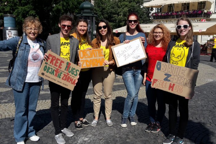 Ilustračný obrázok k článku Hug Day : Študenti a dobrovoľníci objímajú a rozdávajú dobrú náladu v bratislavských uliciach