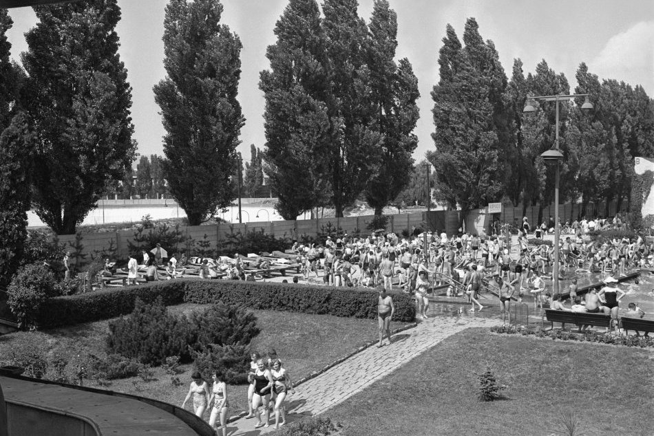 Ilustračný obrázok k článku RETRO FOTO: Obľúbené kúpalisko Tehelné pole postavili na mieste cintorína