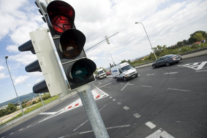 Ilustračný obrázok k článku Problémy s dopravou v Záhorskej Bystrici by mala vyriešiť nová svetelná križovatka