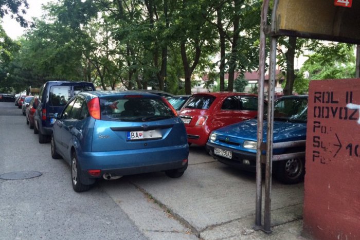 Ilustračný obrázok k článku Stanovisko firmy EEI : Diskusia o parkovaní bola v Petržalke neodborná a emocionálna