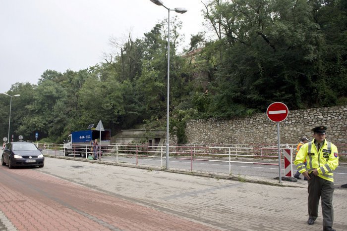 Ilustračný obrázok k článku Bratislavčania sa konečne dočkajú: Svah nad Devínskou cestou začali sanovať