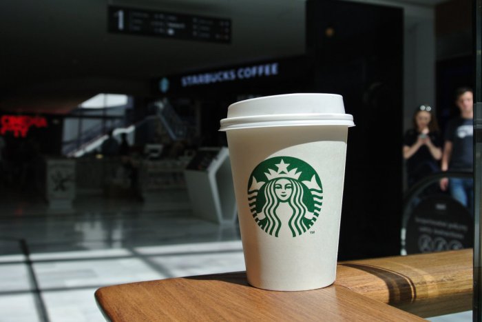 Ilustračný obrázok k článku Kávový gigant Starbucks už aj na Slovensku: Bratislavčania od rána čakajú na pohár so svojím menom