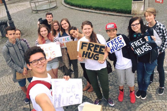 Ilustračný obrázok k článku HUG DAY: Dnes sa môžete v uliciach Bratislavy vyobjímať do sýtosti