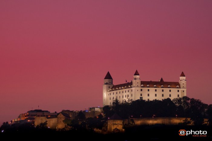 Ilustračný obrázok k článku Originálne nasvietenie Bratislavského hradu: Múry ožijú obrazmi prírody a histórie