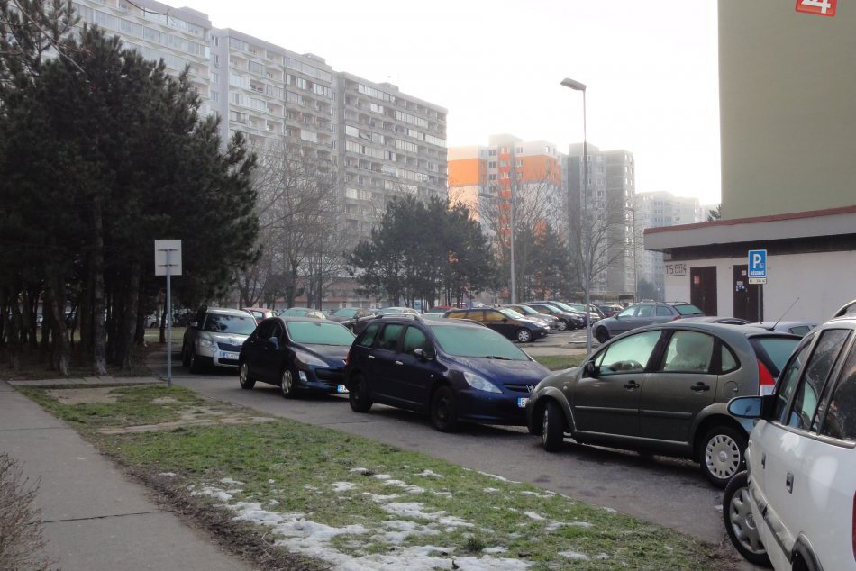 Ilustračný obrázok k článku Rezidenčnému parkovaniu v Petržalke bude predchádzať sčítanie áut