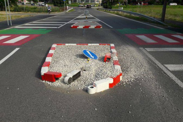 Ilustračný obrázok k článku Ostrovček na priechode pre chodcov v Petržalke zničili vandali