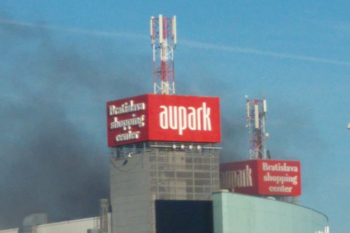 Ilustračný obrázok k článku FOTO: V Auparku horí, ľudí evakuovali