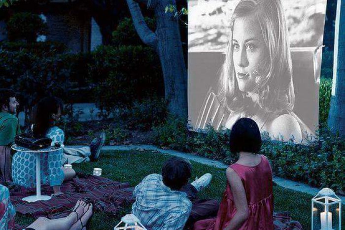 Ilustračný obrázok k článku LETNÉ KINO: Posledná príležitosť pozrieť si filmy pod hviezdami v mäkučkej tráve