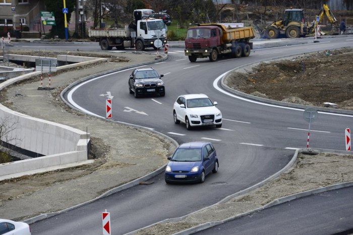 Ilustračný obrázok k článku Cez nový "kruháč" v Petržalke môžu konečne jazdiť autá