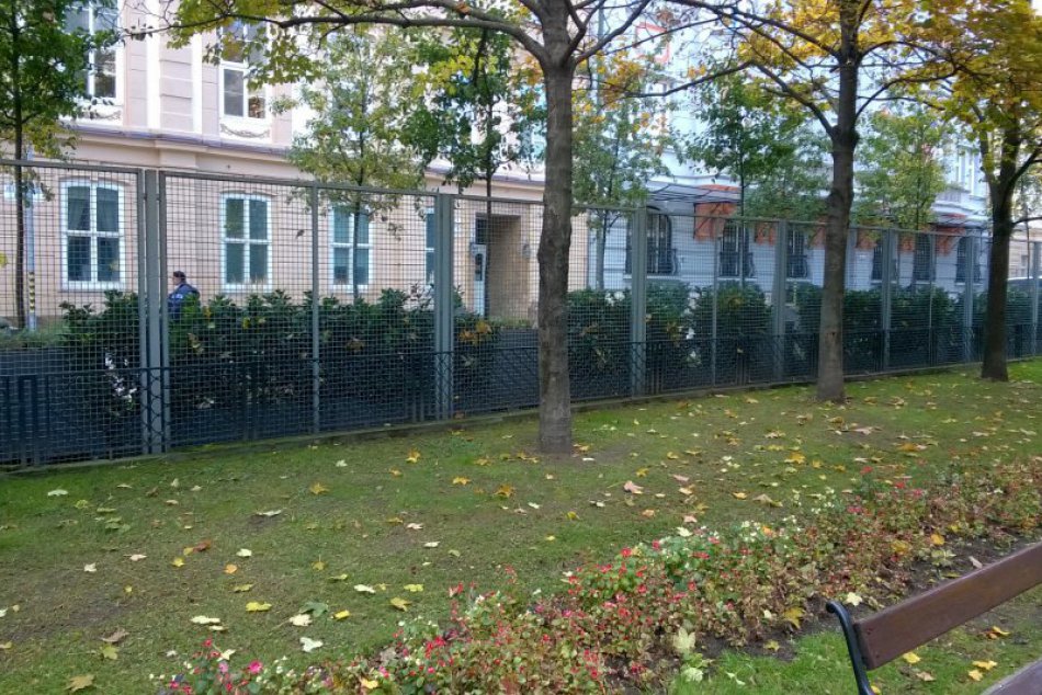 Ilustračný obrázok k článku Výzvu za odstránenie plota pred americkou ambasádou podpísalo už takmer 15-tisíc Slovákov