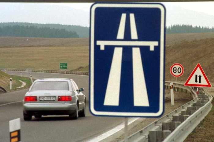 Ilustračný obrázok k článku Dobrá správa pre vodičov, ceny diaľničných známok sa zvyšovať nebudú
