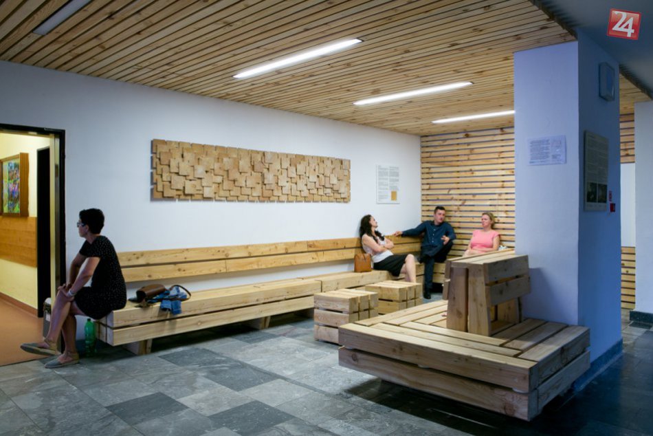 Ilustračný obrázok k článku Vo vestibule Národného onkologického ústavu je nová čakáreň z dreva