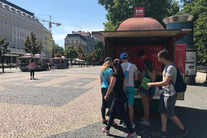 Ilustračný obrázok k článku Turisti môžu využívať nový infostánok na Hviezdoslavovom námestí