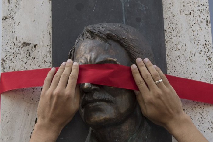 Ilustračný obrázok k článku Bratislavské sochy majú na očiach červenú pásku. Študenti tak upozorňujú na novelu zákona o ÚPN
