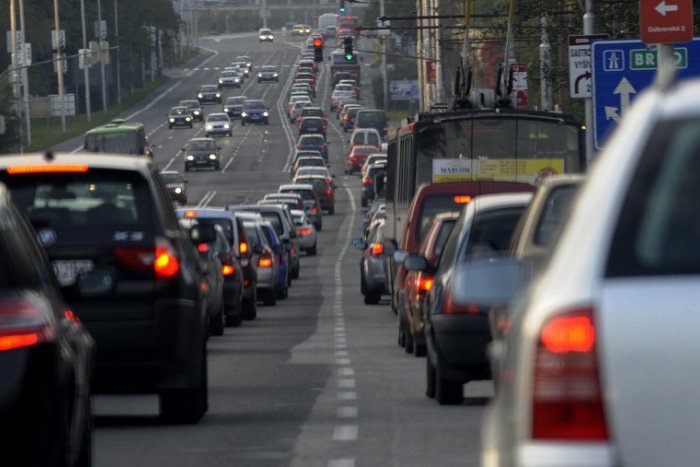 Ilustračný obrázok k článku V Bratislave a okolí hlásia zhustenú premávku, MHD mešká do 25 minút