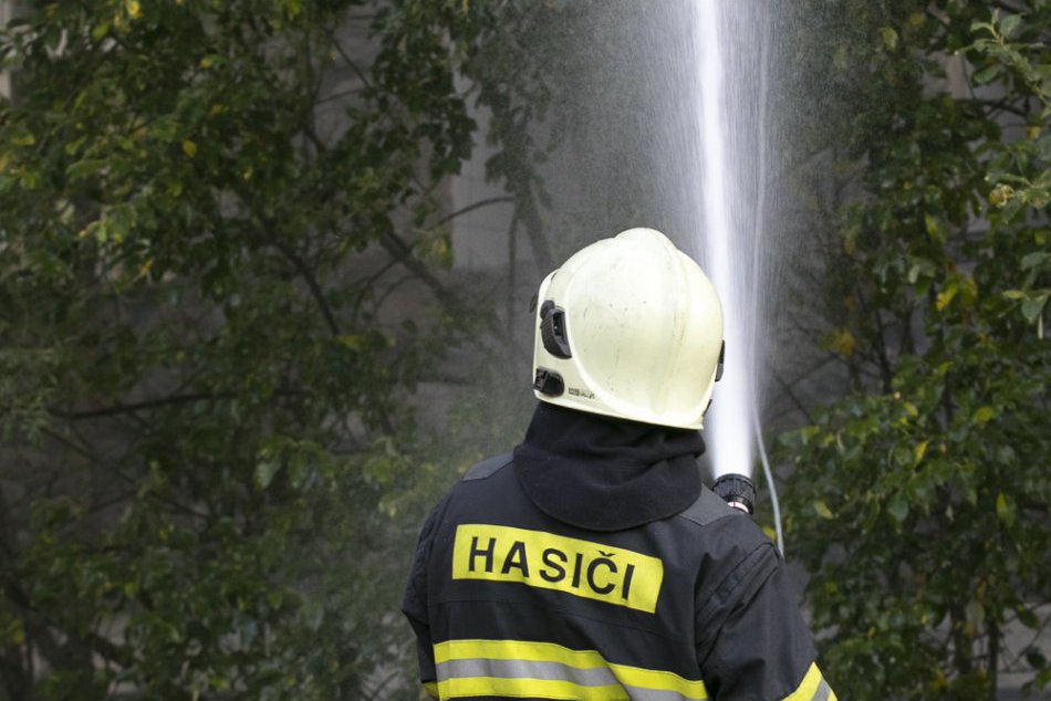 Ilustračný obrázok k článku Požiar opustenej budovy v Rači: Na mieste zasahovalo 17 hasičov