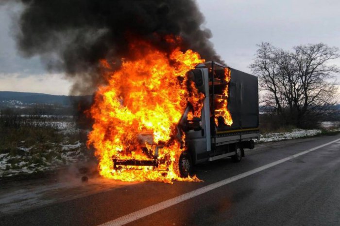 Ilustračný obrázok k článku Na ceste neďaleko Volkswagenu zhorelo auto. Zostal z neho len vrak
