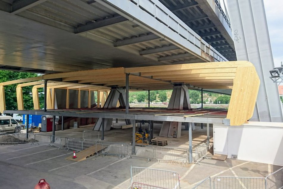 Ilustračný obrázok k článku Foto: Kritizovaná výstavba pod Mostom SNP má od rekonštrukcie schodiska ďaleko