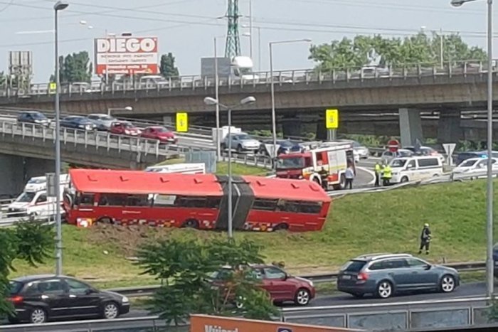 Ilustračný obrázok k článku Pod Prístavným mostom sa zrazil autobus MHD s osobným autom
