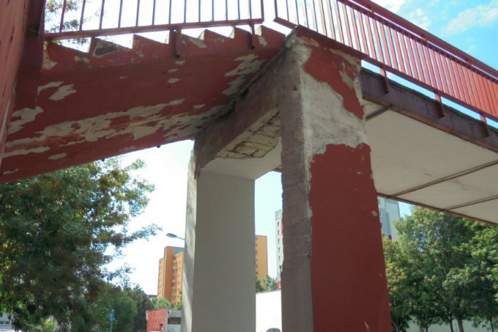 Ilustračný obrázok k článku Zničené terasy panelákov sú problémom, ktorý Petržalčanom doslova padá na hlavu