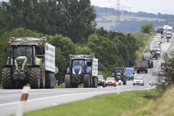 Ilustračný obrázok k článku Protestná jazda: Farmári na traktoroch dorazili do Bratislavy