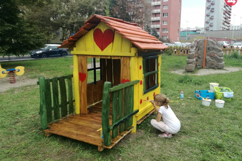 Ilustračný obrázok k článku FOTO: Na ružinovských detských ihriskách vyrástli maľované drevené domčeky