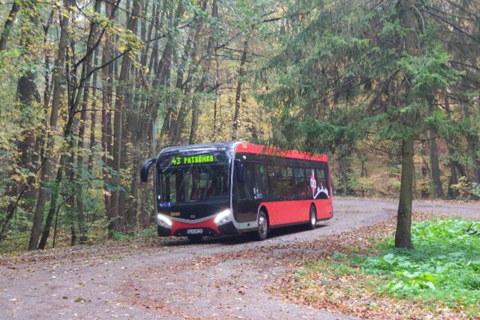 Ilustračný obrázok k článku Do prírody sa návštevníci lesoparku dostanú ekologickejšie: Na linke 43 premáva elektrobus