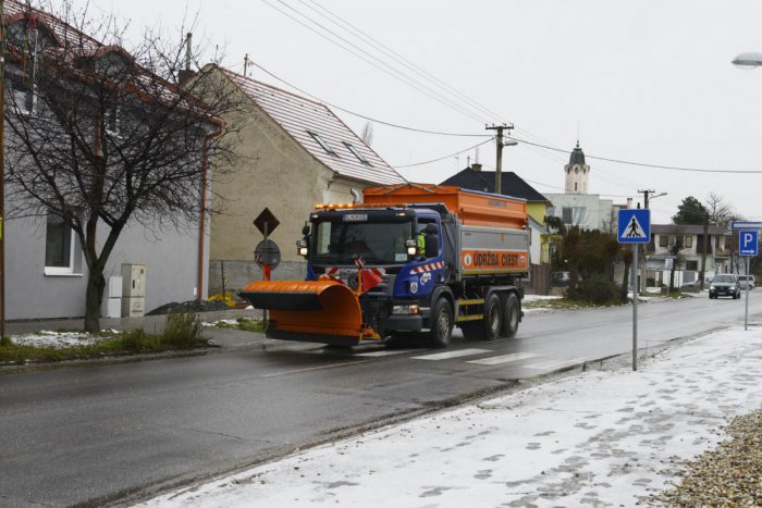 Ilustračný obrázok k článku Zimná údržba odštartovala: Počas uplynulej noci posypali 166 km ciest v Bratislavskom kraji