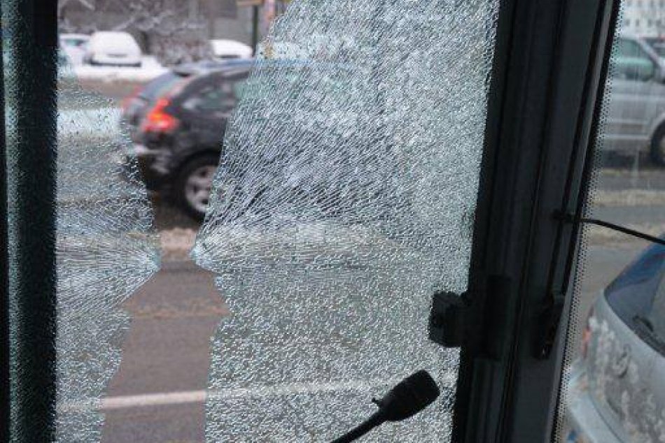 Ilustračný obrázok k článku Agresívny cestujúci v MHD: Pod vplyvom návykových látok rozbil okno na dverách autobusu