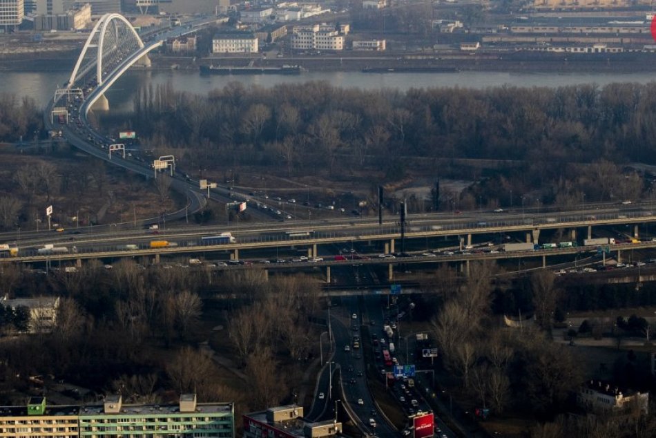 Ilustračný obrázok k článku Na diaľnici D1 v Petržalke sa zrazili dva kamióny, zdržíte sa tam 30 minút