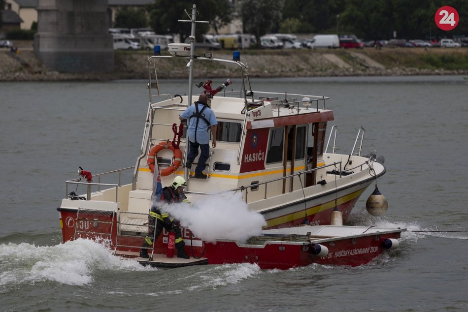 Ilustračný obrázok k článku Na Dunaji zasahovali hasiči: Obyvateľov na hladine rieky vystrašili olejové škvrny