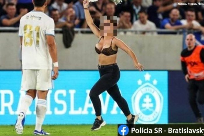 Ilustračný obrázok k článku Dievčinu, ktorá vybehla na ihrisko počas futbalového zápasu, polícia obvinila z výtržníctva