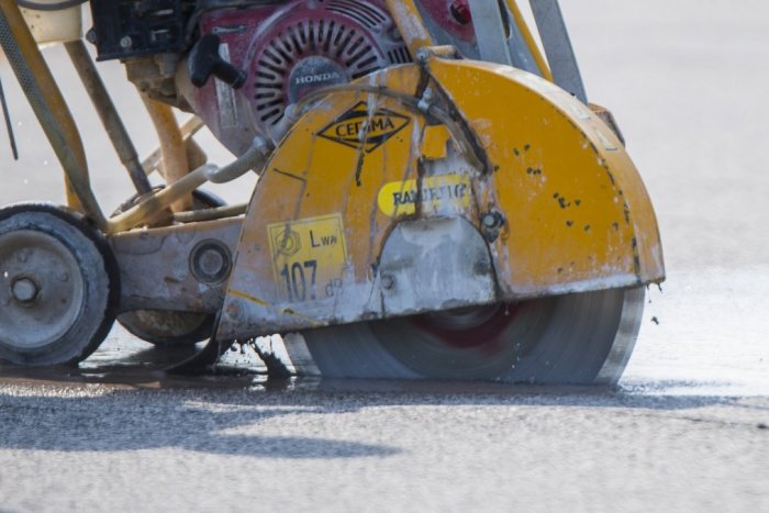 Ilustračný obrázok k článku Vodiči, pozor! Poškodená kanalizácia spôsobila dopravné obmedzenia na ulici Mlynské nivy
