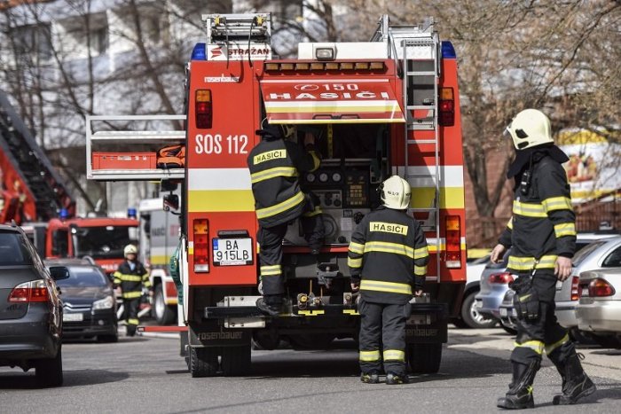 Ilustračný obrázok k článku Hasiči pri požiari bytu v Bratislave našli mŕtvu osobu