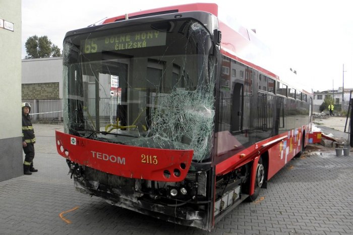 Ilustračný obrázok k článku Desivá dopravná nehoda v križovatke: Po zrážke áut odhodilo dodávku do autobusu MHD