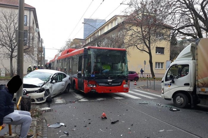 Ilustračný obrázok k článku V Bratislave sa zrazil trolejbus s nákladným autom, sú aj zranení! FOTO