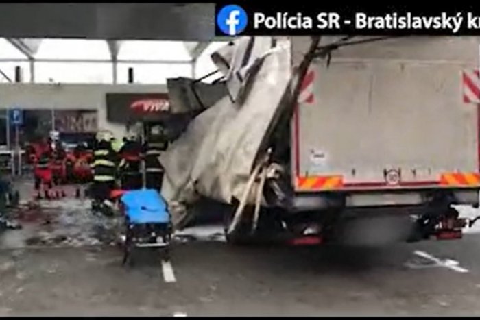 Ilustračný obrázok k článku VIDEO: Havária na pumpe na D1! Kamión narazil do áut, poškodil stojany