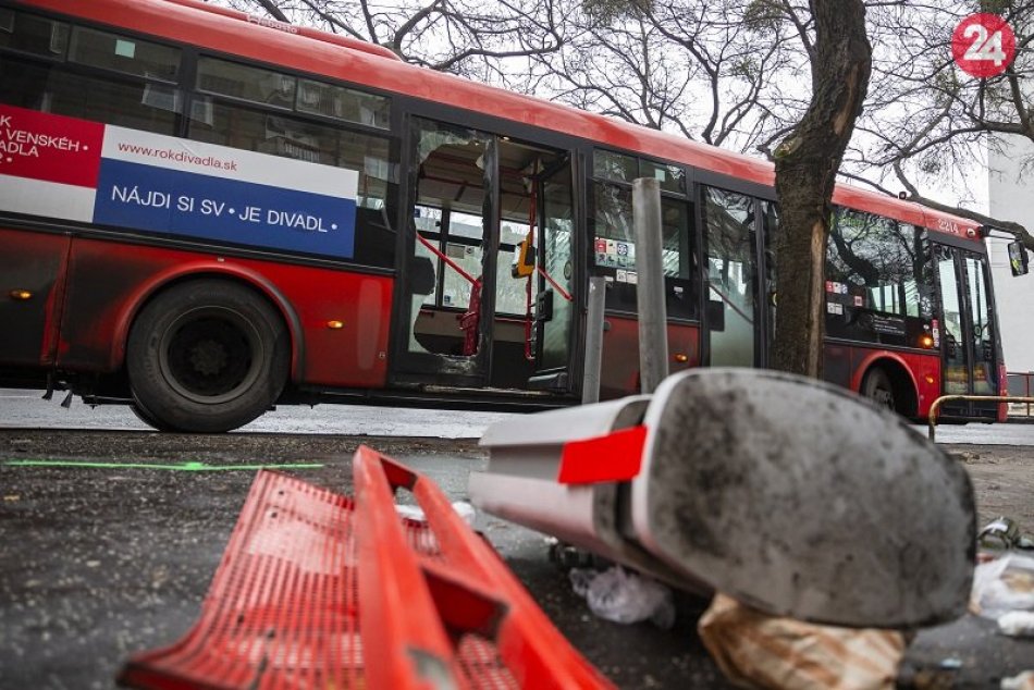 Ilustračný obrázok k článku Hrozivo vyzerajúca nehoda: Autobus MHD narazil do stromu