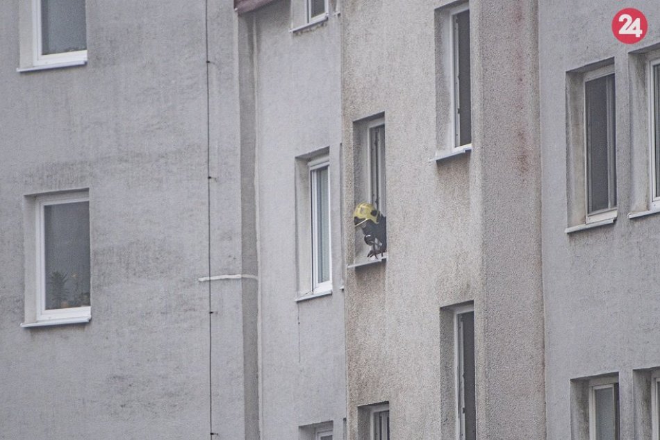 Ilustračný obrázok k článku Požiar bytu v Petržalke: Zasahovalo 17 hasičov na štyroch autách