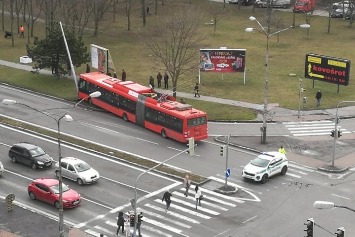Ilustračný obrázok k článku Ďalšia nehoda trolejbusu MHD. Na mieste sú aj zranení