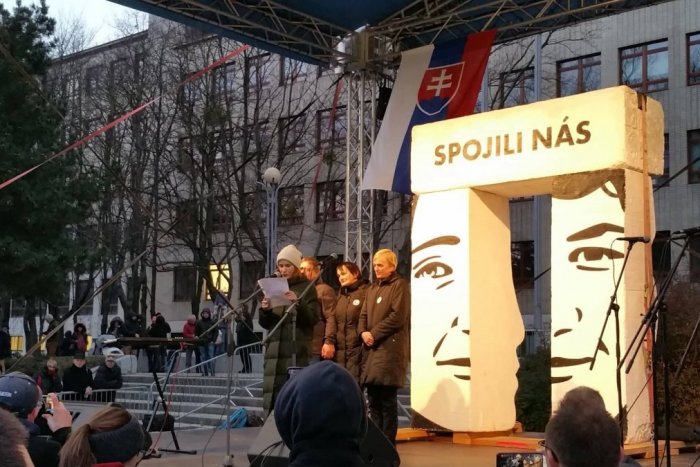 Ilustračný obrázok k článku Vražda novinára opäť spojila Slovensko. Na Námestí slobody sa zišli tisícky ľudí