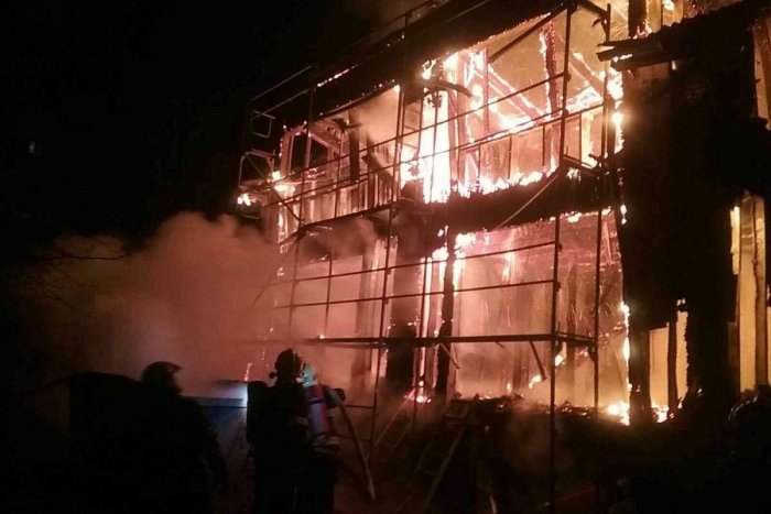 Ilustračný obrázok k článku Nočný požiar v lukratívnej lokalite Bratislavy: Rodinný dom takmer celý zhorel