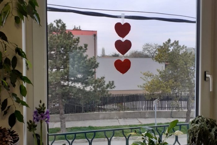 Ilustračný obrázok k článku Srdcia vďaky do okien. V Podunajských Biskupiciach vymysleli krásnu iniciatívu