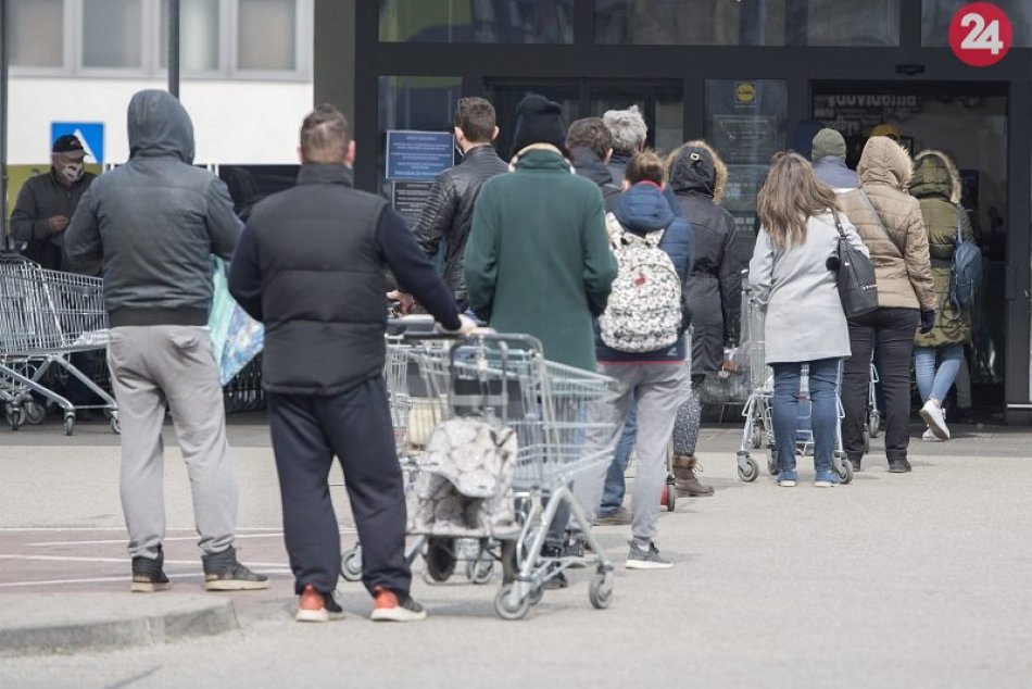 Ilustračný obrázok k článku FOTO: Dlhé zástupy ľudí pred obchodmi. Ako sa vám dnes nakupovalo?