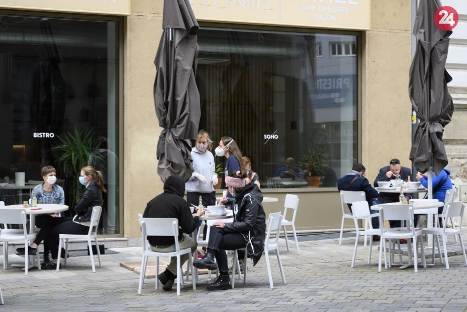 Ilustračný obrázok k článku Odlišný osud kaviarní na jednej ulici: Niektoré podniky budú platiť daň za terasu, iné nie