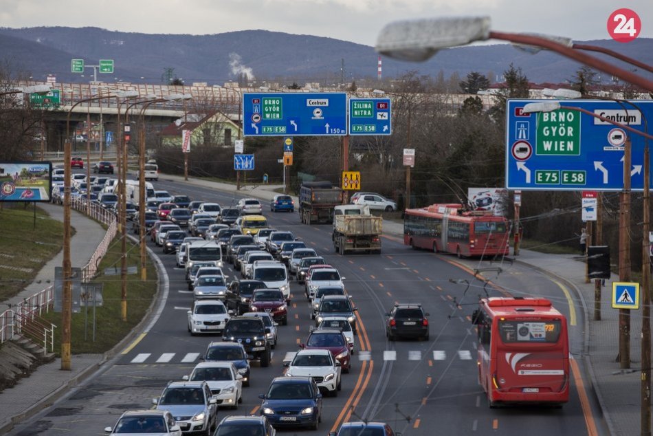 Ilustračný obrázok k článku Bratislava sa stáva obrovským parkoviskom: Napriek výzvam na prestúpenie do MHD je áut stále viac